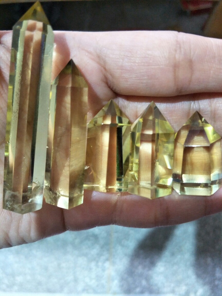 廠家直銷(xiāo)原石打磨黃水晶六棱柱子 裝飾擺件尺寸可定做